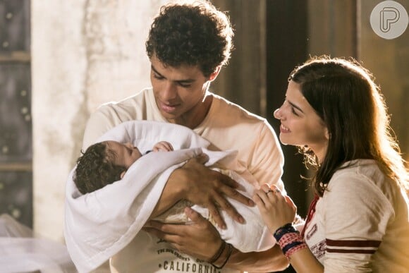 Tato (Matheus Abreu) se emocionará quando Keyla (Gabriela Medvedovski) lhe contar que Tonico falou 'papai' na novela 'Malhação - Viva a Diferença'
