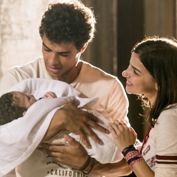 Tato (Matheus Abreu) se emocionará quando Keyla (Gabriela Medvedovski) lhe contar que Tonico falou 'papai' na novela 'Malhação - Viva a Diferença'