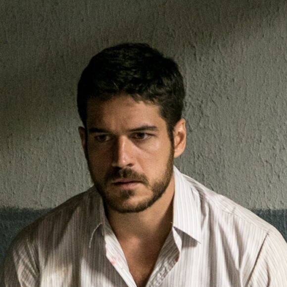 Zeca (Marco Pigossi) suspende o processo contra Ritinha (Isis Valverde) após ser beijado pela 'sereia', nos próximos capítulos da novela 'A Força do Querer'