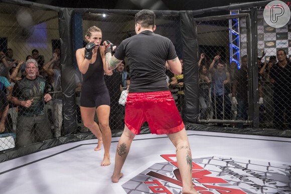 Nos EUA disputando torneio de MMA, Jeiza (Paolla Oliveira) larga a disputa ao saber da prisão de Zeca (Marco Pigossi), nos próximos capítulos da novela 'A Força do Querer'