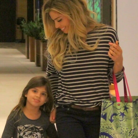 Grazi Massafera já passa dicas de beleza para a filha, Sofia, de 5 anos