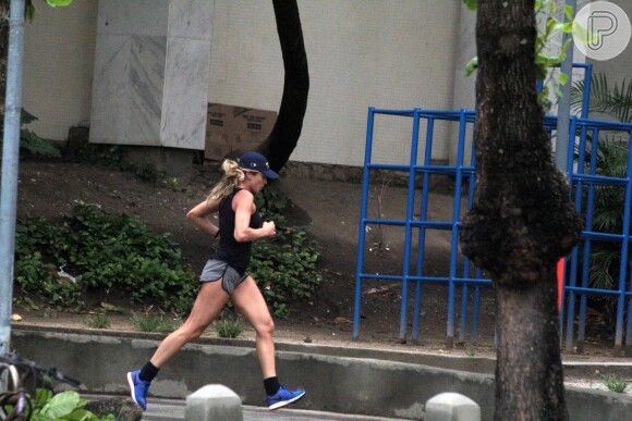 Grazi Massafera é vista com frequência fazendo exercícios físicos pelo Rio