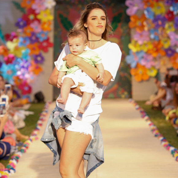 Rocco, filho de Rafa Brites e Felipe Andreoli, fez sua estreia nas passarelas na última segunda-feira, 24 de julho de 2017