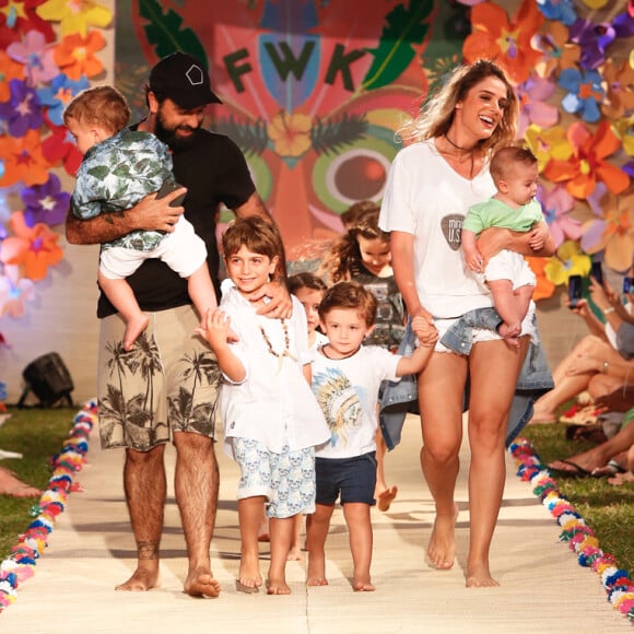 Rafa Brites e o filho, Rocco, participaram do desfile da Mini U.S.