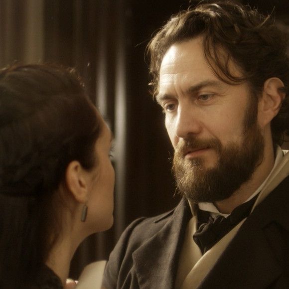 Anna (Isabelle Drummond) acerta um objeto na cabeça de Thomas (Gabriel Braga Nunes), tenta fugir dele, mas não consegue, nos próximos capítulos da novela 'Novo Mundo': 'Você cometeu um erro e vai pagar por ele!'