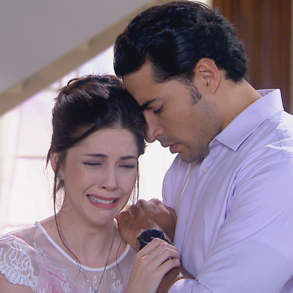 Gustavo (Carlo Porto) consola Cecília (Bia Arantes) depois que a mulher é expulsa do quarto por Dulce Maria (Lorena Queiroz), no capítulo que vai ao ar quarta-feira, dia 2 de agosto de 2017, na novela 'Carinha de Anjo'