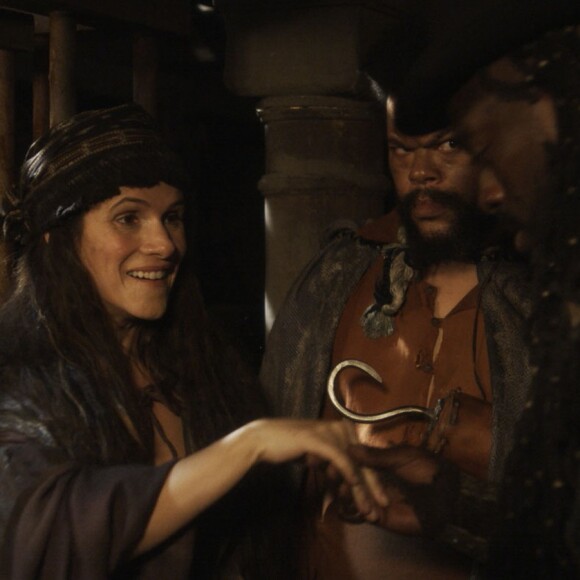 Para salvar Fred (Leopoldo Pacheco) e Liu (Luana Tanaka), Elvira (Ingrid Guimarães) se alia aos piratas, no capítulo que vai ao ar terça-feira, dia 1º de agosto de 2017, na novela 'Novo Mundo'