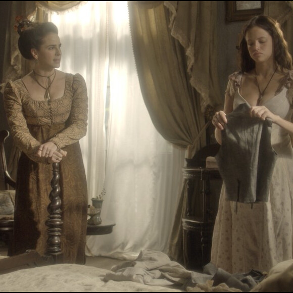 Benedita (Larissa Bracher) vai até a casa de Domitila (Agatha Moreira) e conta que está esperando um filho de Dom Pedro (Caio Castro), no capítulo que vai ao ar sábado, dia 5 de agosto de 2017, na novela 'Novo Mundo'