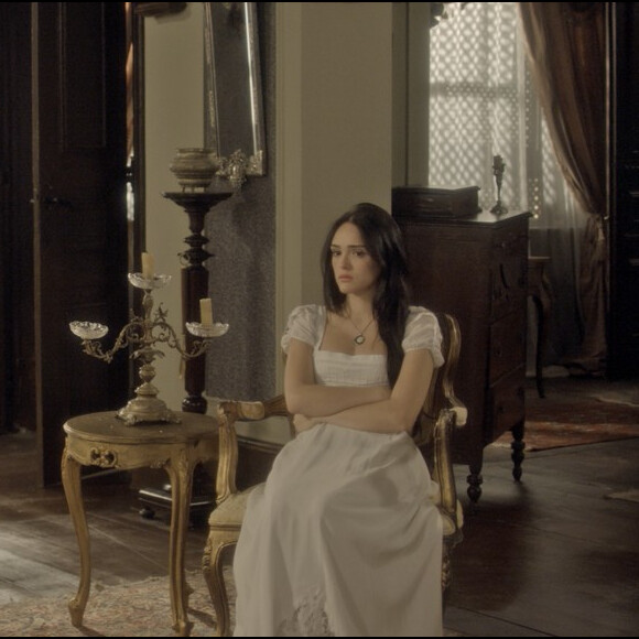 De volta à casa do marido, Anna (Isabelle Drummond) é recebida por Nívea (Viétia Zangrandi), fiel funcionária de Thomas (Gabriel Braga Nunes), na novela 'Novo Mundo'