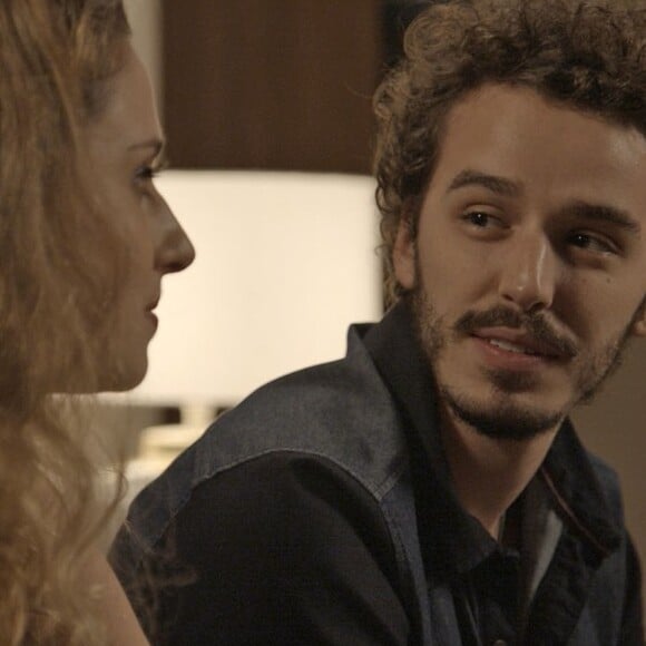 Ivana (Carol Duarte) e Claudio (Gabriel Stauffer) fizeram sexo pela primeira, na novela 'A Força do Querer', e movimentaram a web: 'Se chorei com essa cena? Chorei'