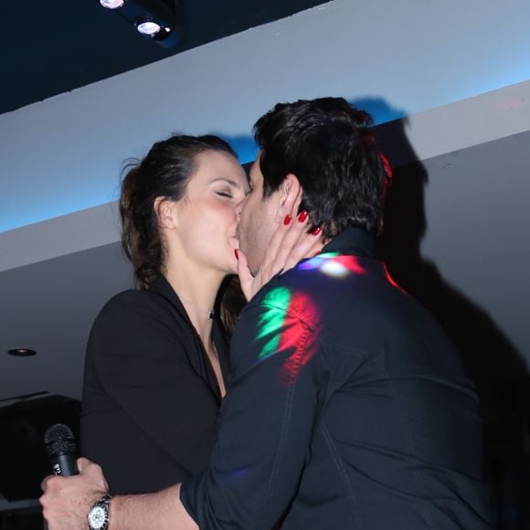 Camila Rodrigues dá selinho no amigo e ator Alexandre Barillari em festa de lançamento de novela