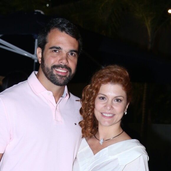 Ao lado do marido, Pedro Delfino, Bárbara Borges usou look Amabilis para assistir ao primeiro capítulo da novela 'Belaventura', da Record, nesta terça-feira, 25 de julho de 2017