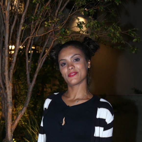 Lidi Lisboa sobrepôs o look preto com casaco listrado para assistir ao primeiro capítulo da novela 'Belaventura', da Record, nesta terça-feira, 25 de julho de 2017