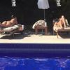 Bruna Marquezine foi clicada tomando banho de sol na beira da piscina na companhia de Sasha Meneghel e Sabrina Sato