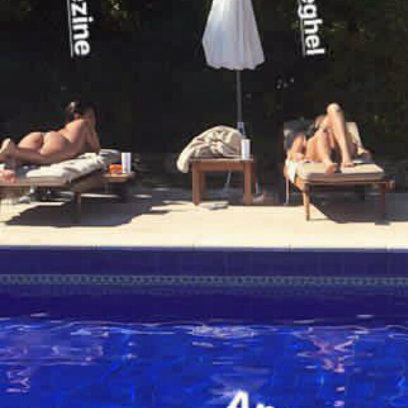 Bruna Marquezine foi clicada tomando banho de sol na beira da piscina na companhia de Sasha Meneghel e Sabrina Sato