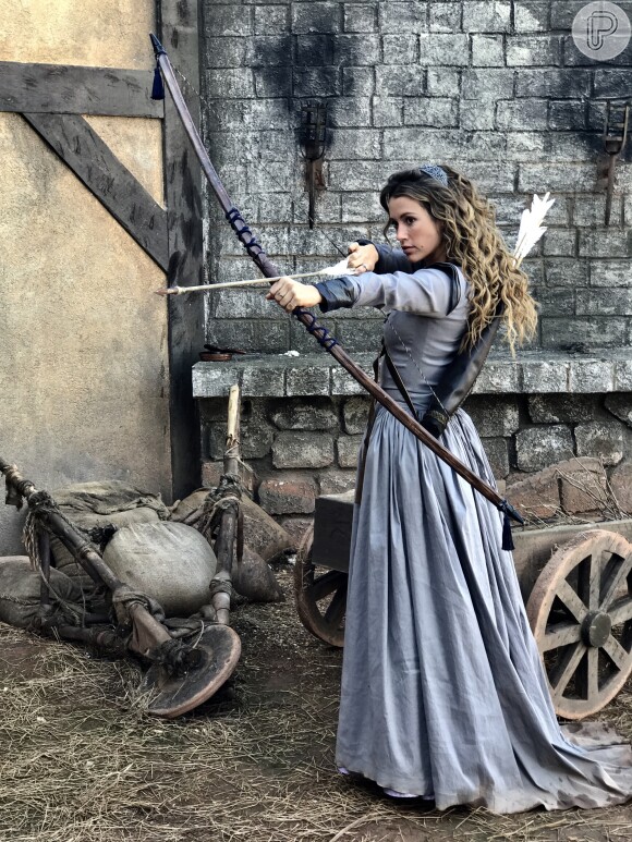 
Juliana Didone aprendeu a usar arco e flecha para a novela 'Belaventura': 'Guerreira do amor'
