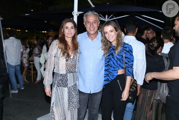 Juliana Didone conferiu a estreia da novela 'Belaventura' ao lado de Helena Fernandes e Paulo Gorgulho
