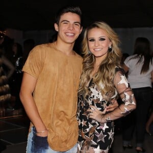 Thomaz Costa oficializou namoro com Larissa Manoela na Disney