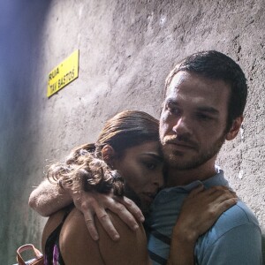 Bibi (Juliana Paes) e Rubinho (Emilio Dantas) escapam ilesos do tiroteio no confronto com a polícia, na novela 'A Força do Querer'
