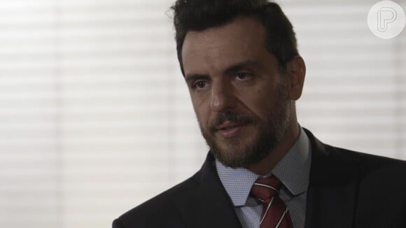 Caio (Rodrigo Lombardi) manda agentes invadirem o morro para capturarem Sabiá (Jonathan Azevedo), na novela 'A Força do Querer'