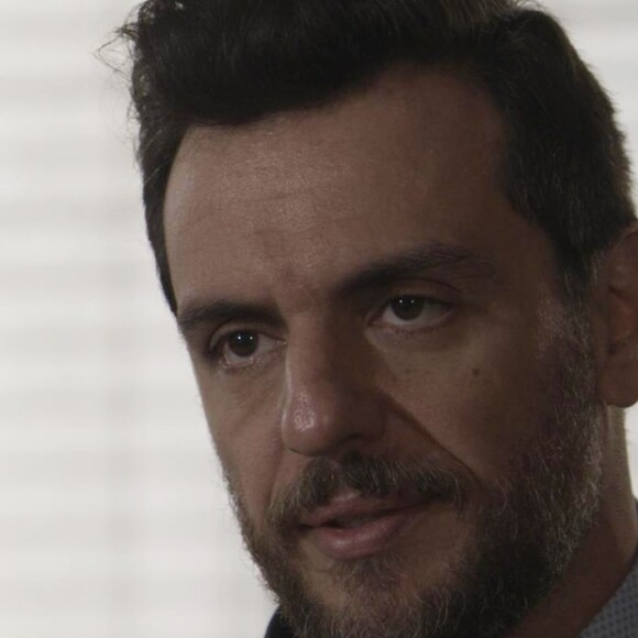 Caio (Rodrigo Lombardi) manda agentes invadirem o morro para capturarem Sabiá (Jonathan Azevedo), na novela 'A Força do Querer'