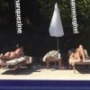 Uma fã registrou as famosas tomando banho de piscina no hotel que estão hospedadas em Saint-Tropez