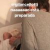 Bruno Gissoni filmou Yanna Lavigne ensinando Giovanna Lancellotti a trocar a roupa da sua filha, Madalena, na última quarta-feira, 26 de julho de 2017