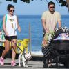 Yanna Lavigne e Bruno Gissoni foram vistos andando com a filha, Madalena