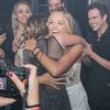 Isabella Santoni abraçou Gabi Lopes na festa de aniversário da amiga