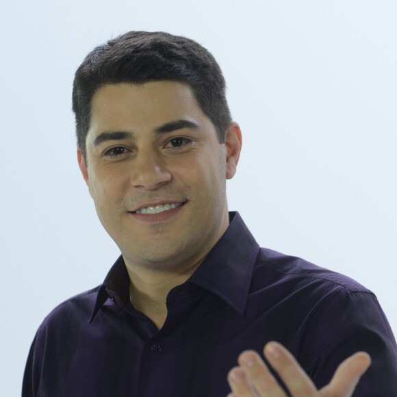 Evaristo Costa usou rede social para agradecer os fãs e família e confirmar saída da Globo: 'Preciso descansar corpo e mente'