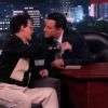 Depp se aproxima de Jimmy Kimmel para beijá-lo