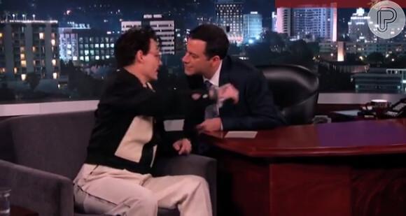 Depp se aproxima de Jimmy Kimmel para beijá-lo
