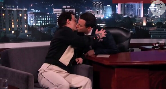 Jimmy entra na brincadeira e beija o ator
