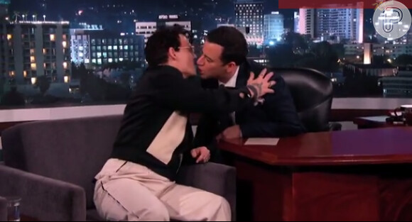 Jimmy Kimmel e Johnny Depp se beijam no programa do apresentador, em 7 de abril de 2014