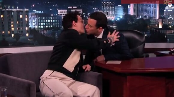 Johnny Depp e Jimmy kimmel se beijam durante entrevista pela segunda vez