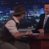 Johnny Depp parte para dar beijo no apresentador Jimmy Kimmel em julho de 2013