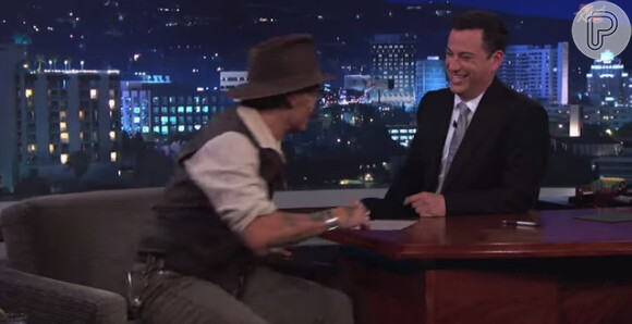 Johnny Depp parte para dar beijo no apresentador Jimmy Kimmel em julho de 2013