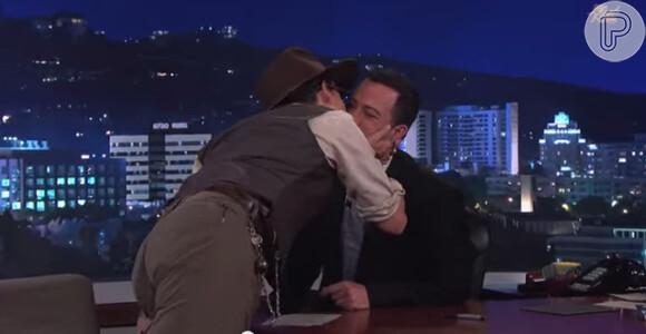 Em participação anterior no talk-show, Johnny Depp e Jimmy Kimmel se beijaram pela primeira vez