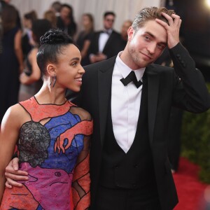 Robert Pattinson disse que tenta proteger a noiva, FKA Twigs, dos fãs da saga 'Crepúsculo'