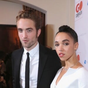 Noivo de FKA Twigs, Robert Pattinson elogiou a cantora: 'Talentosa'