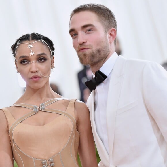 Robert Pattinson anunciou noivado com a cantora FKA Twigs