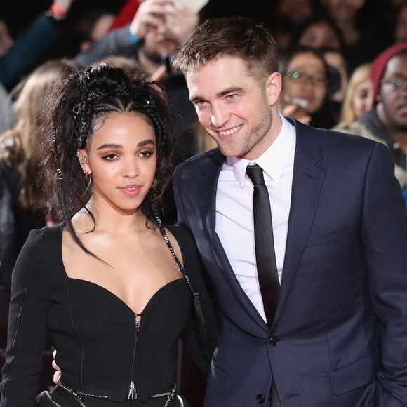 'Sim, nós meio que estamos noivos', afirmou Robert Pattinson
