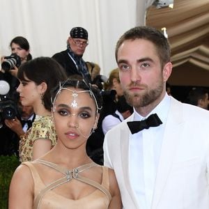 Noiva de Robert Pattinson, FKA Twigs já foi vítima de ataques racistas na web