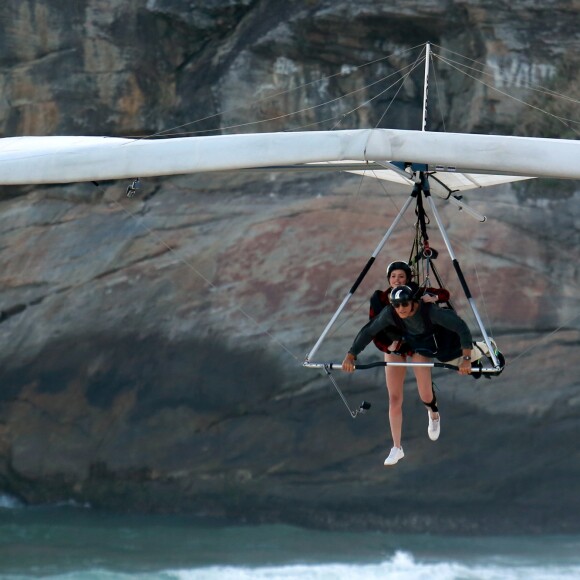 Agatha Moreira teve a experiência de voar de asa delta nesta quinta-feira, 27 de julho de 2017