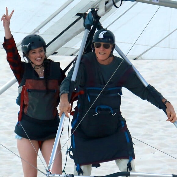 Agatha Moreira curtiu voo de asa delta pelo Rio de Janeiro nesta quinta-feira, 27 de julho de 2017