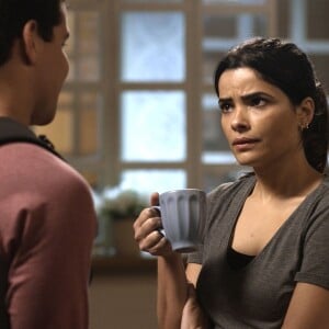 Antônia (Vanessa Giácomo) acredita que Júlio (Thiago Martins) se aproximou para não ser preso, no capítulo que vai ao ar dia 11 de agosto de 2017, na novela 'Pega Pega'
