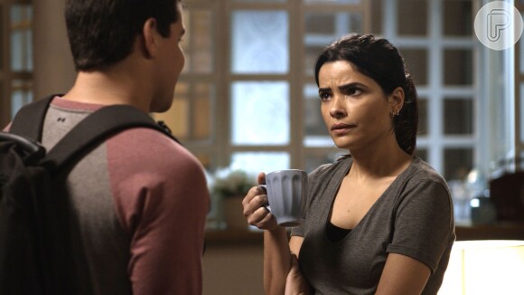 Antônia (Vanessa Giácomo) acredita que Júlio (Thiago Martins) se aproximou para não ser preso, no capítulo que vai ao ar dia 11 de agosto de 2017, na novela 'Pega Pega'