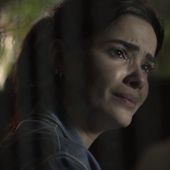 Antônia (Vanessa Giácomo) chora ao saber que Júlio (Thiago Martins) participou do roubo ao Carioca Palace, no capítulo que vai ao ar dia 11 de agosto de 2017, na novela 'Pega Pega'