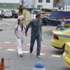 Vanessa Lóes e Thiago Lacerda caminham juntos até o local do velório