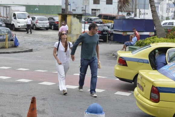 Vanessa Lóes e Thiago Lacerda caminham juntos até o local do velório